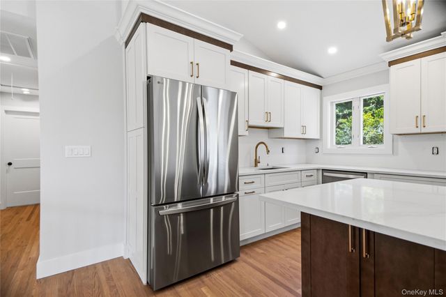 6 Oatley Place, Commack, NY 11725