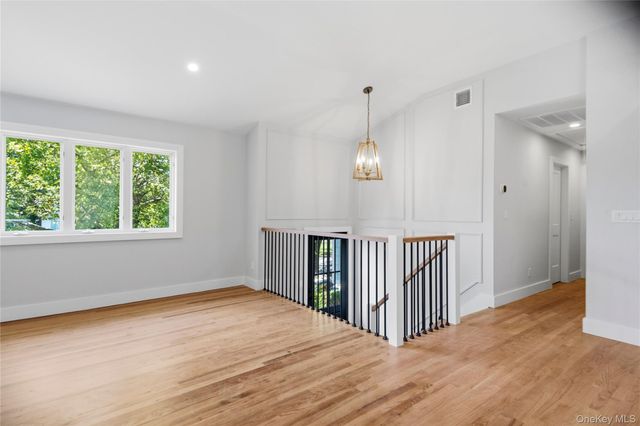 6 Oatley Place, Commack, NY 11725