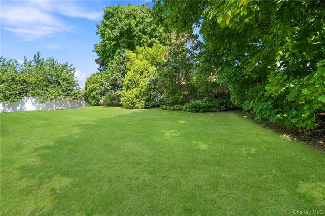 6 Oatley Place, Commack, NY 11725