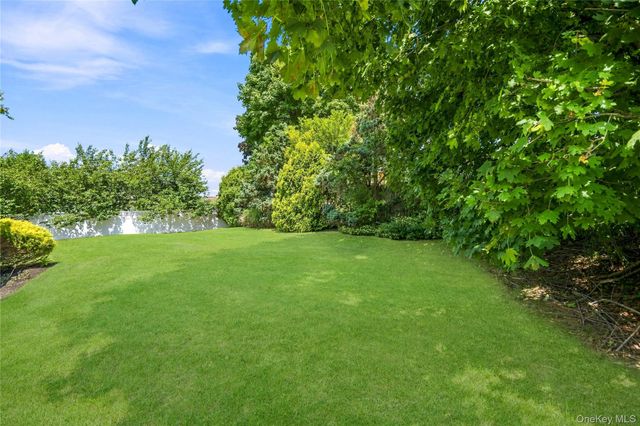 6 Oatley Place, Commack, NY 11725