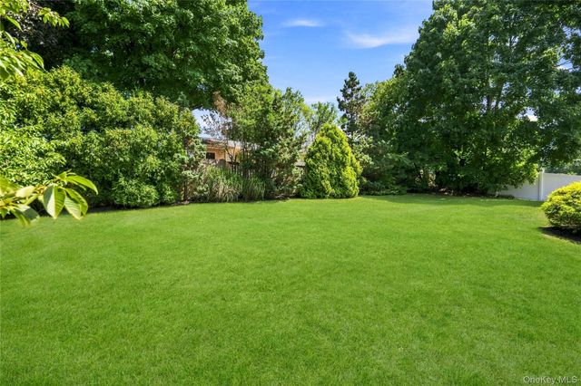 6 Oatley Place, Commack, NY 11725