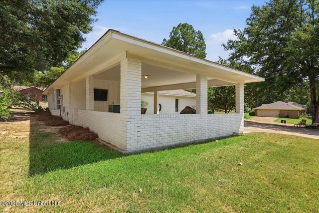 7105 Edgewater Drive, Ridgeland, MS 39157