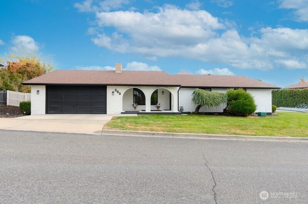 305 N 50th Avenue, Yakima, WA 98908
