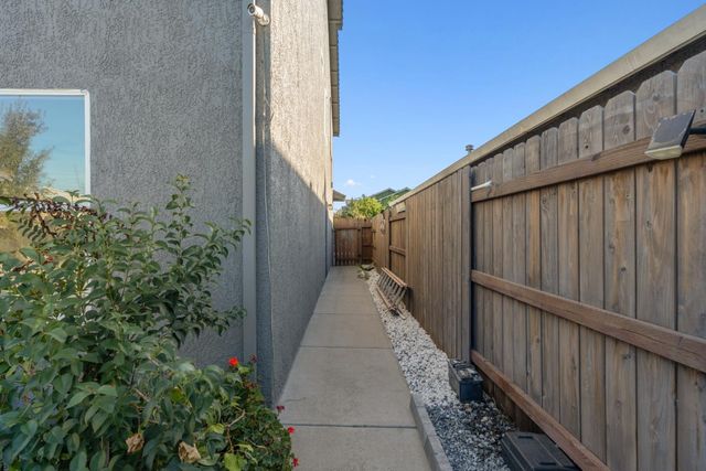 18 Jones Ranch Ct, Sacramento, CA 95838