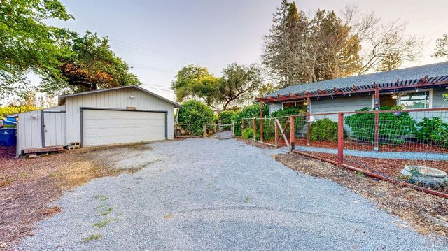 2142 Laguna Rd, Santa Rosa, CA 95401
