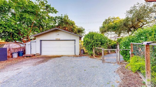 2142 Laguna Rd, Santa Rosa, CA 95401
