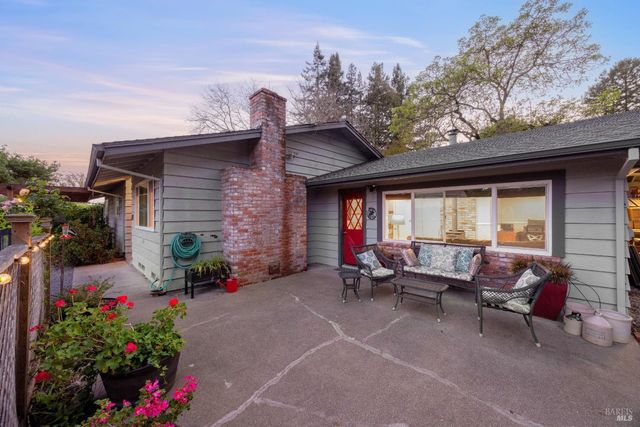 2142 Laguna Rd, Santa Rosa, CA 95401