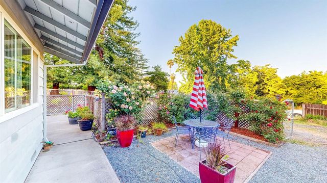 2142 Laguna Rd, Santa Rosa, CA 95401