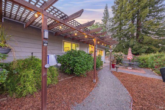 2142 Laguna Rd, Santa Rosa, CA 95401