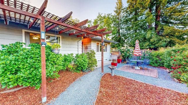 2142 Laguna Rd, Santa Rosa, CA 95401
