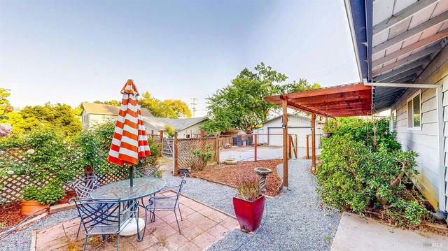 2142 Laguna Rd, Santa Rosa, CA 95401