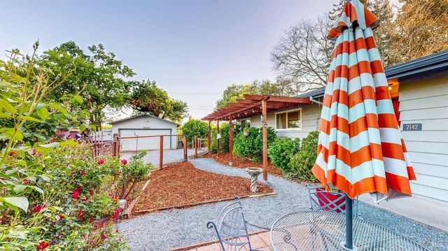 2142 Laguna Rd, Santa Rosa, CA 95401