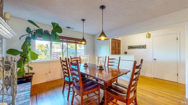 2142 Laguna Rd, Santa Rosa, CA 95401