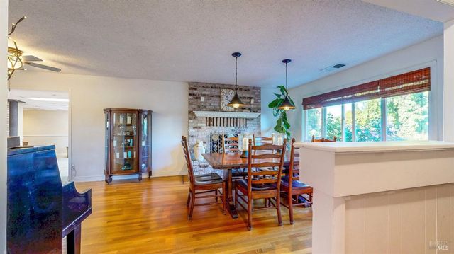 2142 Laguna Rd, Santa Rosa, CA 95401