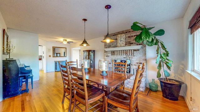 2142 Laguna Rd, Santa Rosa, CA 95401