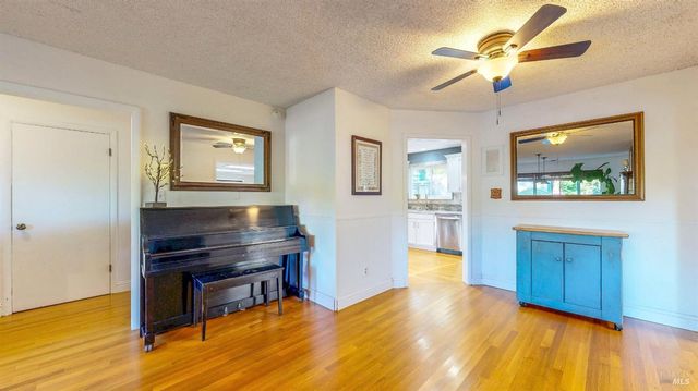 2142 Laguna Rd, Santa Rosa, CA 95401