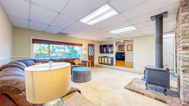 2142 Laguna Rd, Santa Rosa, CA 95401