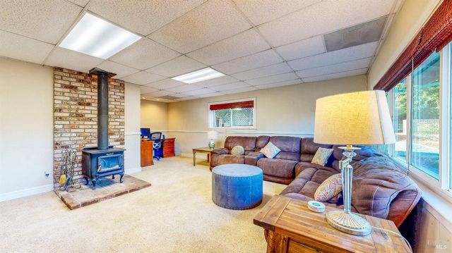 2142 Laguna Rd, Santa Rosa, CA 95401