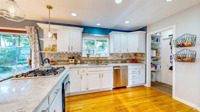 2142 Laguna Rd, Santa Rosa, CA 95401