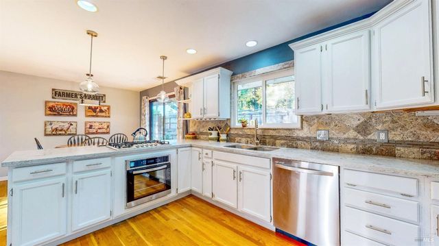 2142 Laguna Rd, Santa Rosa, CA 95401