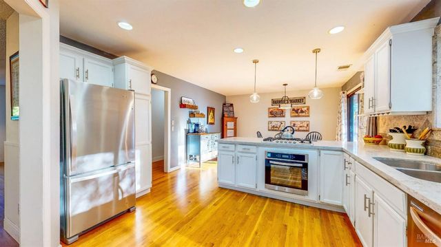 2142 Laguna Rd, Santa Rosa, CA 95401