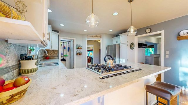 2142 Laguna Rd, Santa Rosa, CA 95401