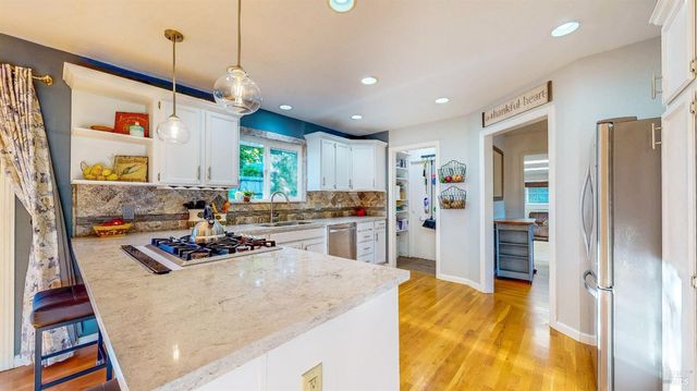 2142 Laguna Rd, Santa Rosa, CA 95401