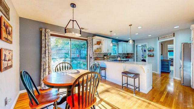 2142 Laguna Rd, Santa Rosa, CA 95401