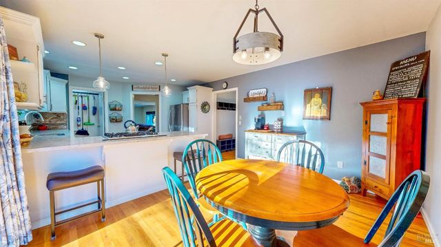 2142 Laguna Rd, Santa Rosa, CA 95401