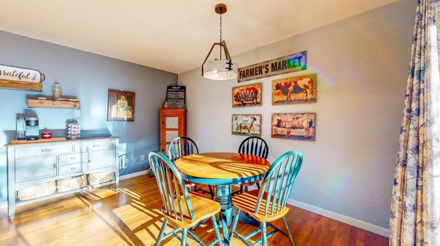 2142 Laguna Rd, Santa Rosa, CA 95401