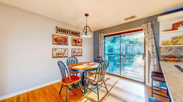 2142 Laguna Rd, Santa Rosa, CA 95401