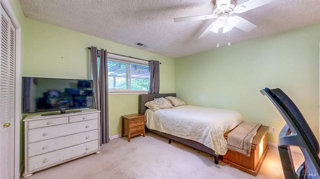 2142 Laguna Rd, Santa Rosa, CA 95401