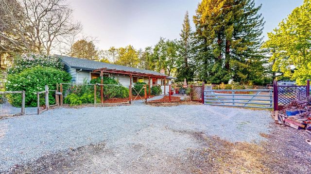 2142 Laguna Rd, Santa Rosa, CA 95401