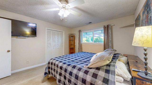 2142 Laguna Rd, Santa Rosa, CA 95401