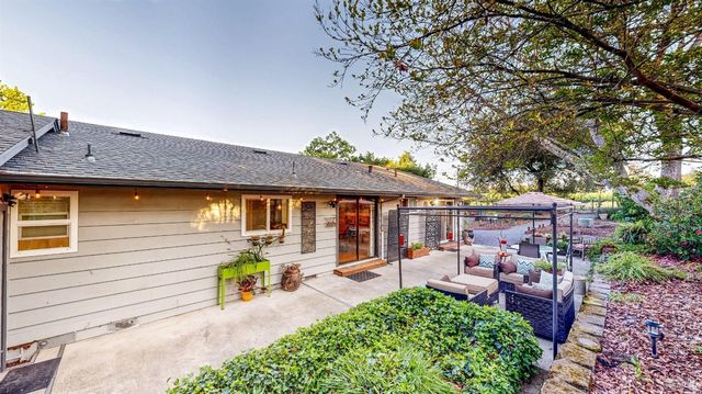 2142 Laguna Rd, Santa Rosa, CA 95401