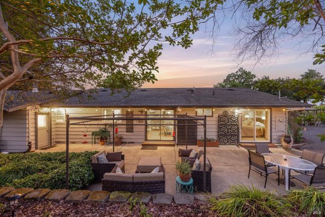 2142 Laguna Rd, Santa Rosa, CA 95401