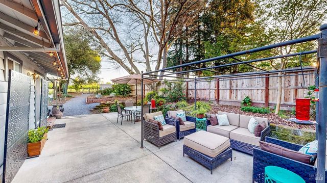 2142 Laguna Rd, Santa Rosa, CA 95401