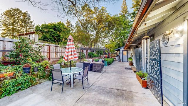 2142 Laguna Rd, Santa Rosa, CA 95401