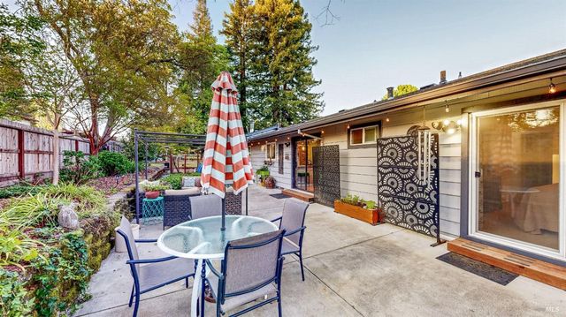 2142 Laguna Rd, Santa Rosa, CA 95401