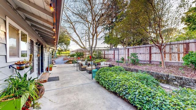 2142 Laguna Rd, Santa Rosa, CA 95401