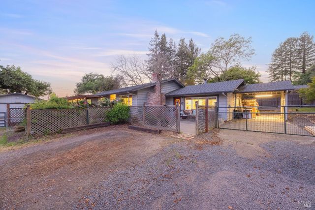 2142 Laguna Rd, Santa Rosa, CA 95401