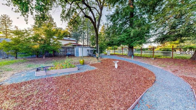 2142 Laguna Rd, Santa Rosa, CA 95401
