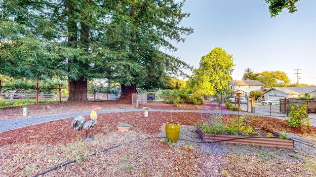 2142 Laguna Rd, Santa Rosa, CA 95401