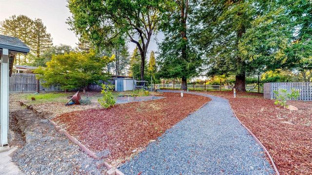 2142 Laguna Rd, Santa Rosa, CA 95401