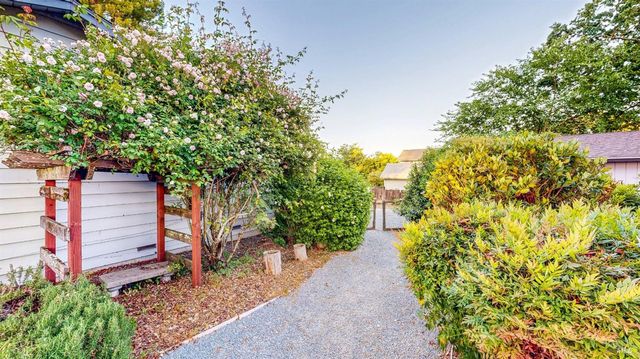 2142 Laguna Rd, Santa Rosa, CA 95401