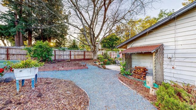 2142 Laguna Rd, Santa Rosa, CA 95401