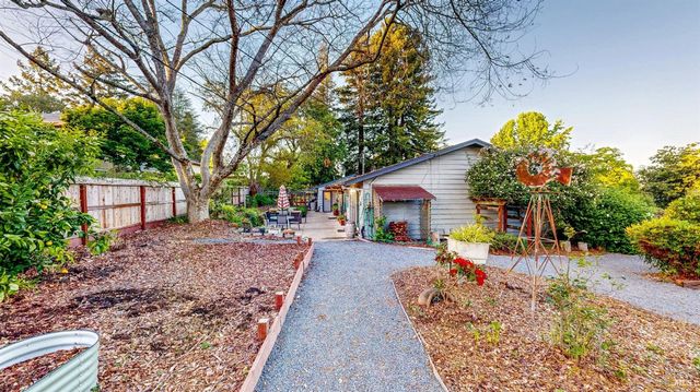 2142 Laguna Rd, Santa Rosa, CA 95401