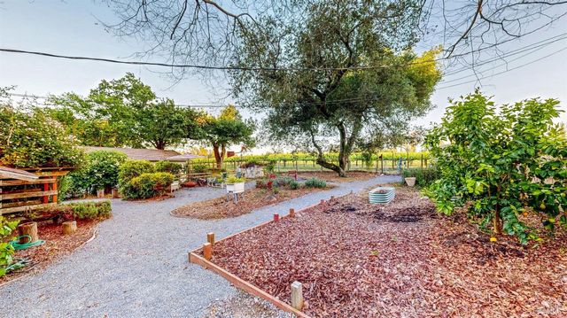 2142 Laguna Rd, Santa Rosa, CA 95401