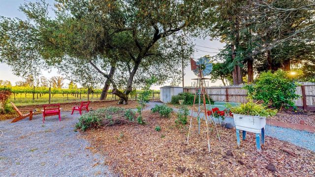 2142 Laguna Rd, Santa Rosa, CA 95401