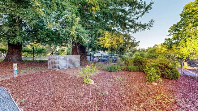2142 Laguna Rd, Santa Rosa, CA 95401